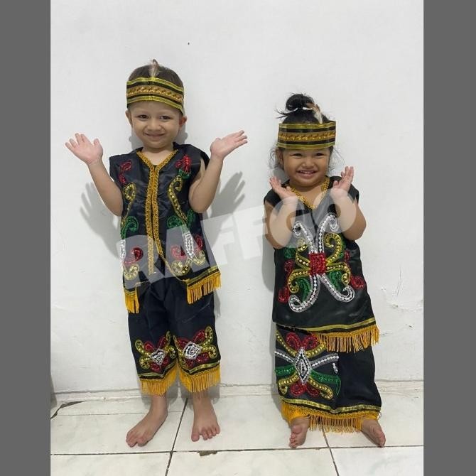 Baju Adat Dayak Anak Perempuan