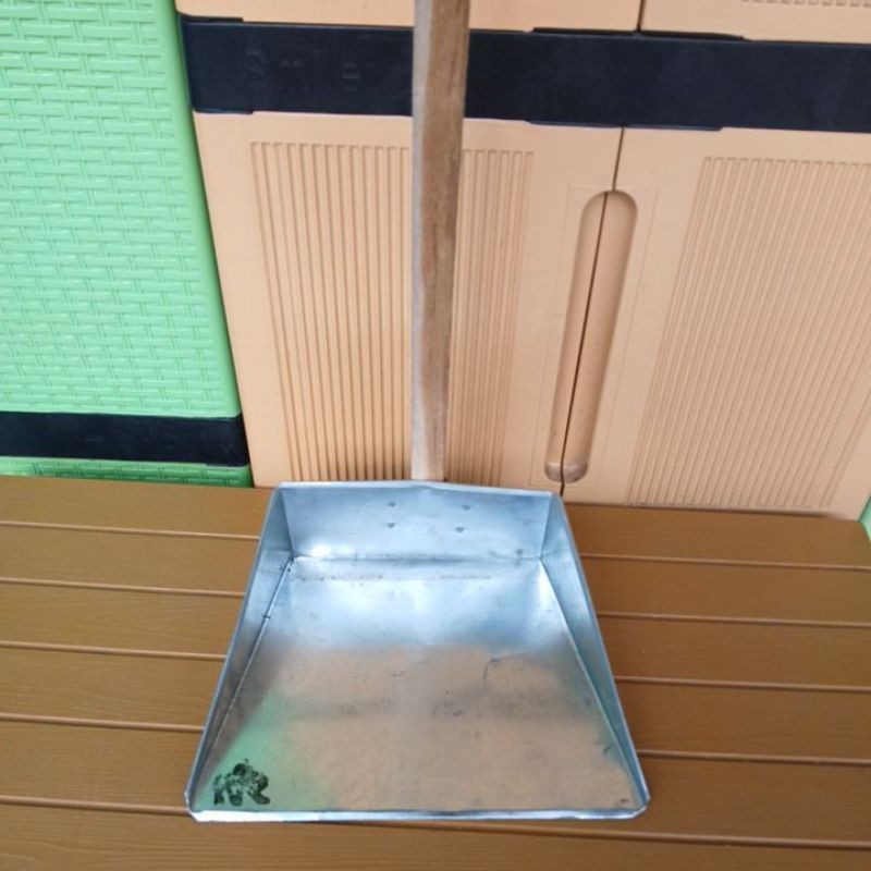 pengki kaleng murah / pengki seng gagang kayu serokan sampah pengki tradisional Serok Sampah Pengki 