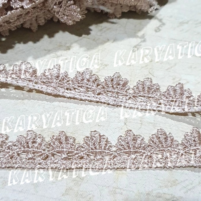 

Renda Giper Bordir Motif Kipas Kode 52667 - Coklat Susu (15 Yard)