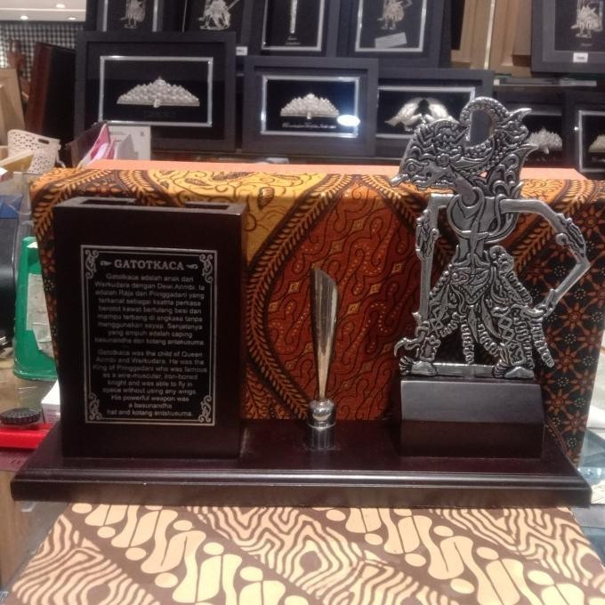 

Pen Holder + Kartu Nama Gatotkaca Kualitas Premium