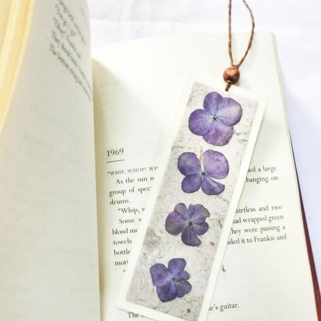 

Bonuskan Herbaria Handmade Pressed Plant Bookmark / Pembatas Buku Oktavianilaris