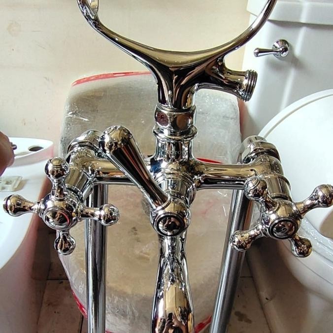 Kran standing panas dingin merk toto