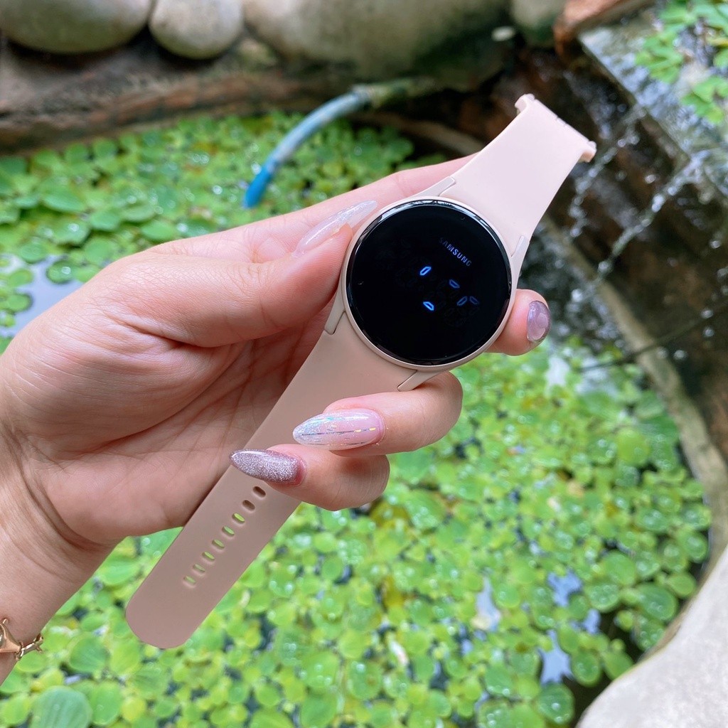 Jual best sellet  jam tangan wanita model terbaru yg lg trending model fashion tampilan elegan,kuali