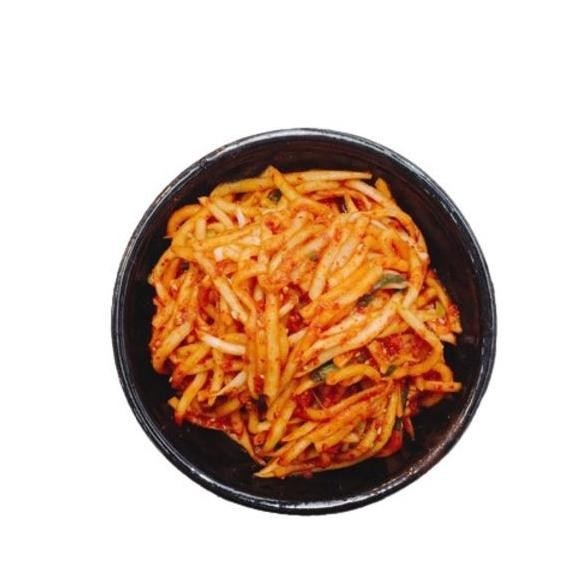 

kimchi lobak & wortel slice 500 g dibuat oleh chef korea