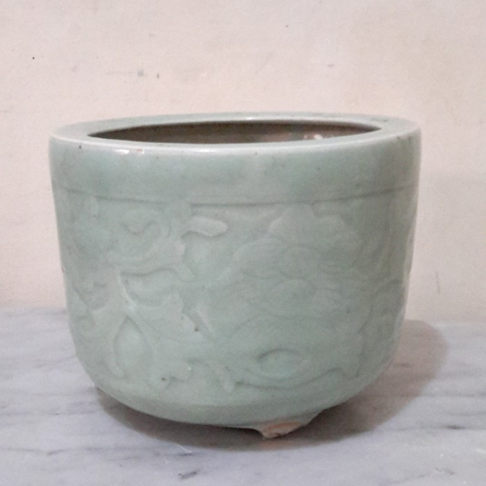 Gra Guci Keramik Medium Glazur China Hijau Pupus Gambar Timbul Bunga