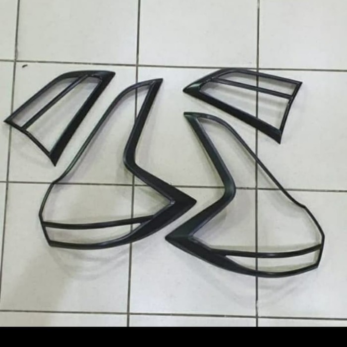 Garnis / Garnish Lampu Belakang Xpander Hitam