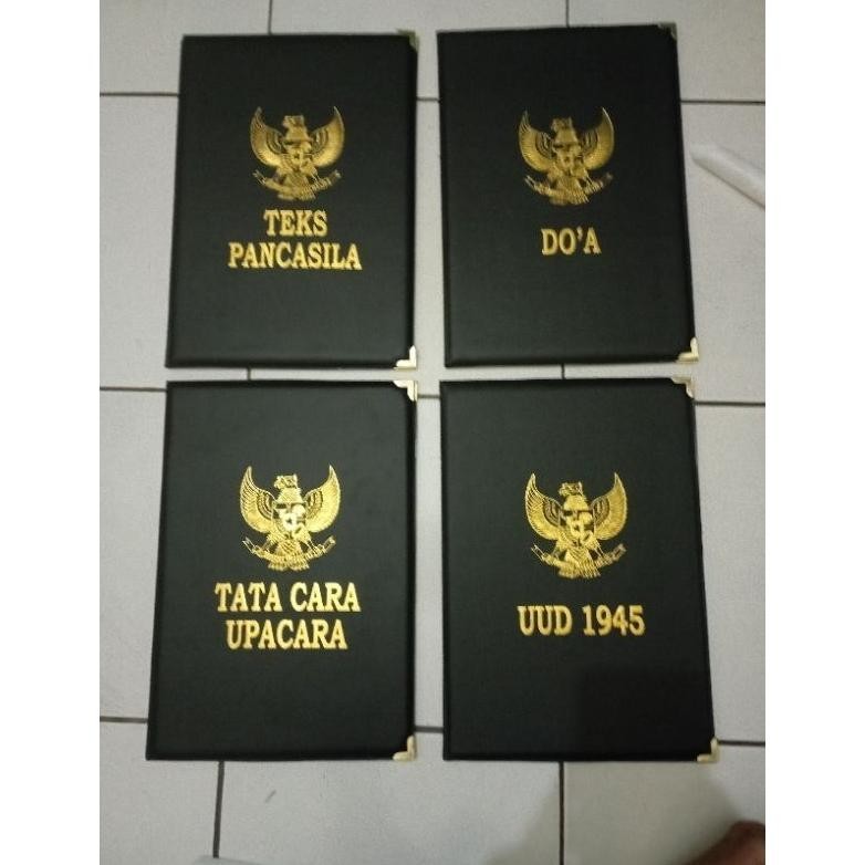

Flash Sale Grosir//5 Map Upacara Bahan Kulit Sintetis Warna Hitam Dan 10 Selempang Upacara 150Cm X 10 Cm Garansi