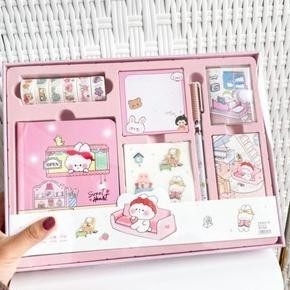 

Paket Jurnal Set/Gift Box Hampers anak/Hadiah / Notebook Journal Diary / 6 in 1 Boba Alat Buku Tulis Lengkap Scrapbook Cute Girl Sanrio Cinnamoroll My Melody Kuromi Panda Peach Kelinci Duffy Cat Sweetheart Cake Shop Import Grosir Ready COD BIG SALE