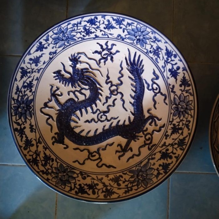 Ede Piring Keramik Lukis Naga Timbul