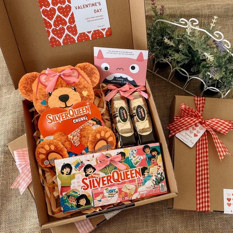 

fx-23 HAMPERS LEBARAN / KADO LEBARAN / GIFT BOX WISUDA / HAMPERS ULANG TAHUN / HAMPERS ANNIVERSARY / HAMPERS VALENTINE / NATAL / CHRISTMAS DLL - CHOCOLATE EDITION - COKELAT VALENTINE Terlaris