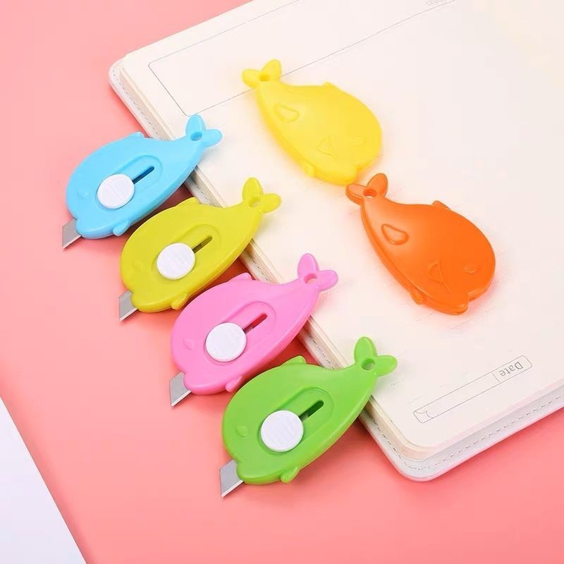 

Cutter Mini Motif Dolphin Pisau Kecil Alat Bantu Buka Paket Serbaguna - Cutter Dolphin