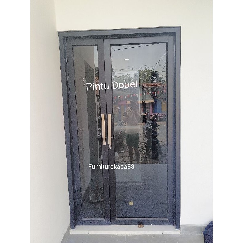 Pintu Kaca Kupu Tarung