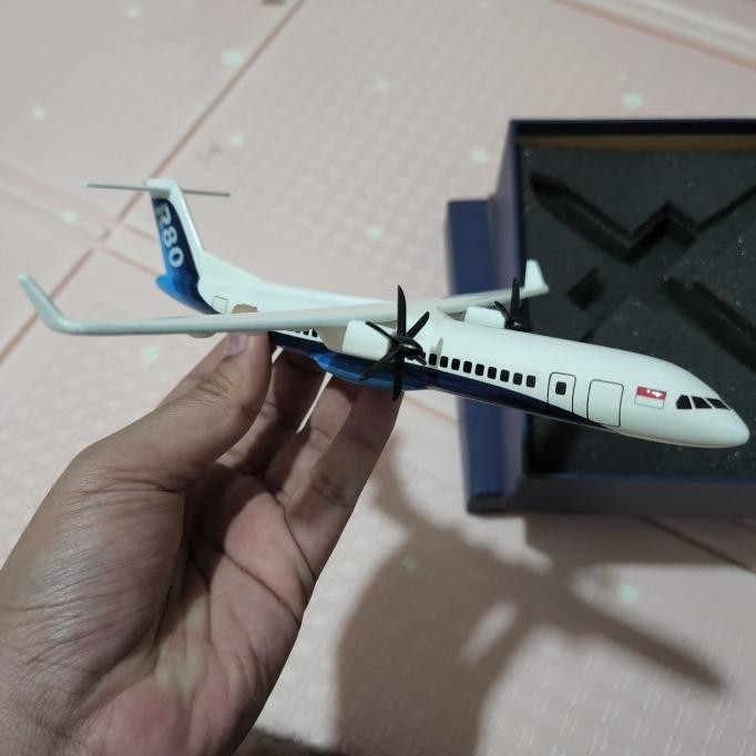 Official Miniatur Pesawat R80 Collector's Item Baru