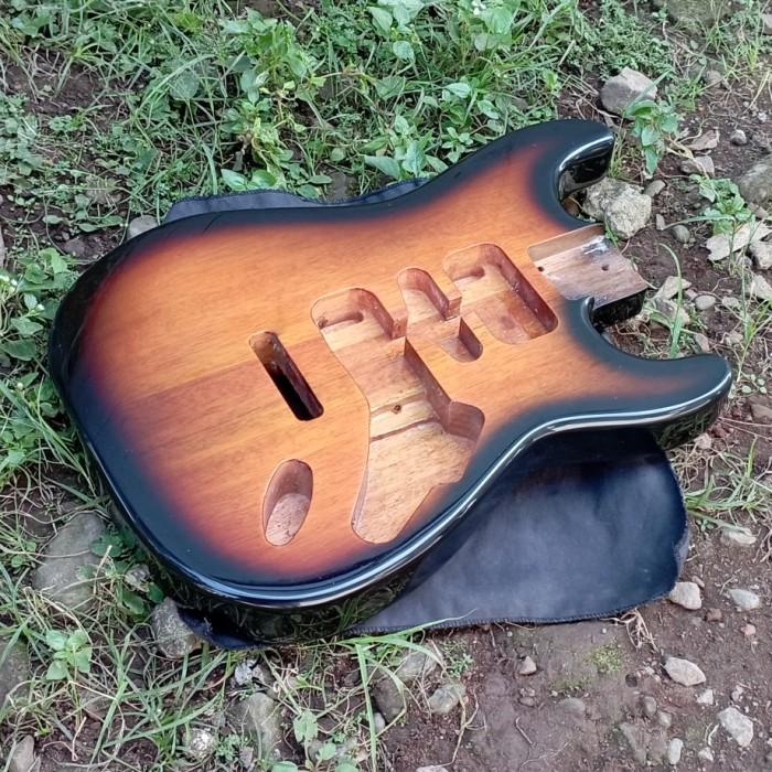 Body Gitar Squier Fender Stratocaster Sunburst