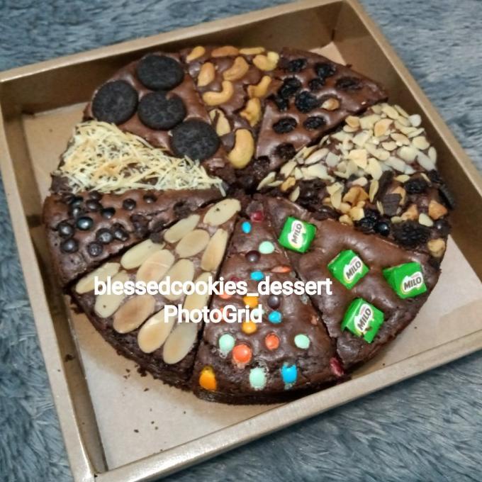 

BROWNIES FUDGY BROWNSUGAR PIZZA KEMASAN HAMPERS+KARTU UCAPAN