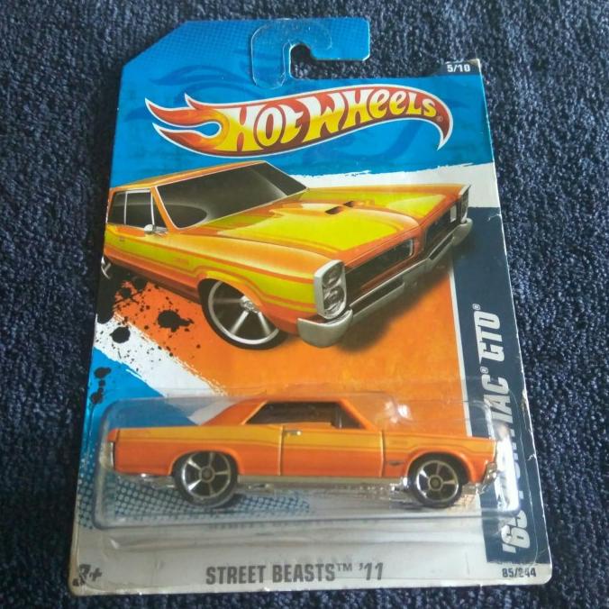 HOT WHEELS 65 PONTIAC GTO. CARD STREET BEAST 2011 SERIE. WARNA ORANGE.