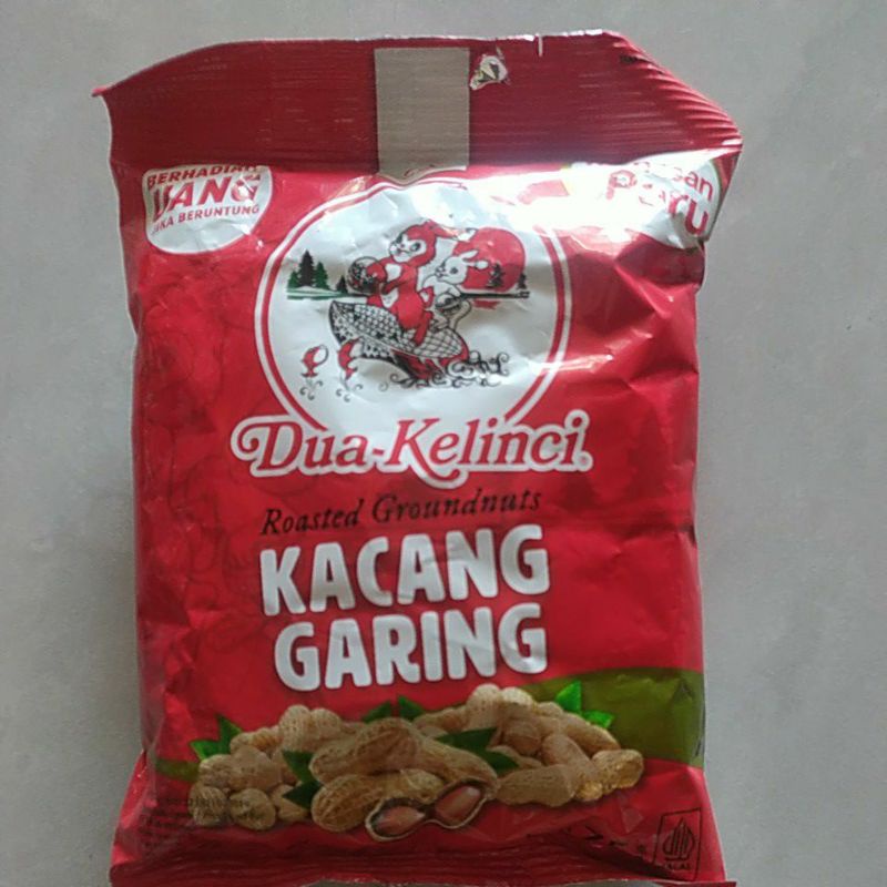 

kacang kulit dua kelinci 60 gr cocok untuk camilan saat menonton tv