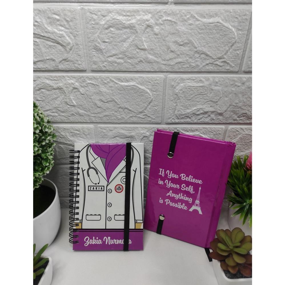 

ERA195 Notebook Jilid Kawat Spiral A5 + Karet samping Custom, (Disain Cover Sesuai Keinginan), Kertas HVS / Hardcover / 60 lembar / Bergaris ***