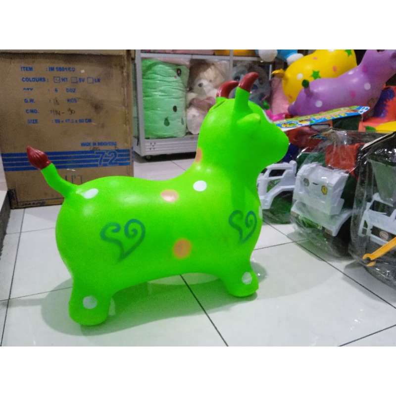 Mainan sapi karet