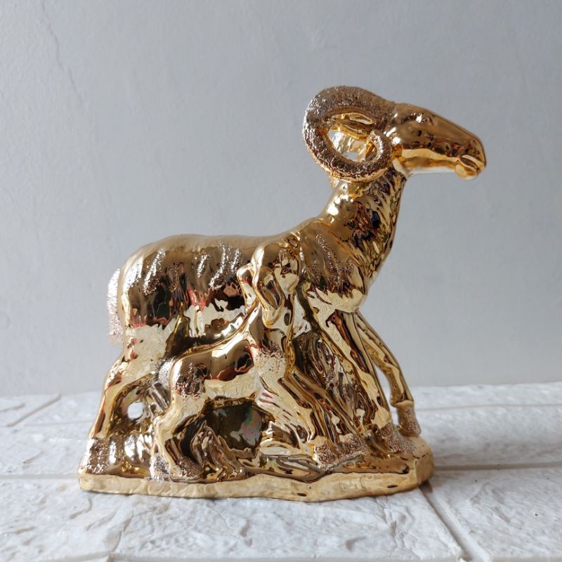 Pajangan keramik motif domba