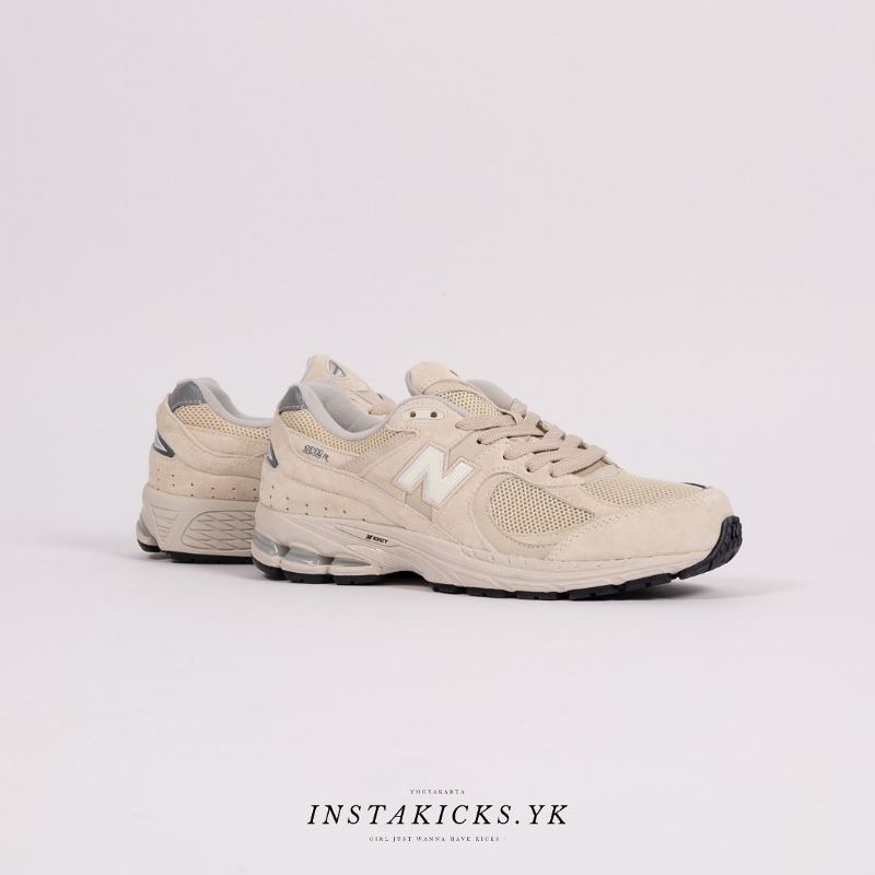 SEPATU NB 2002R LIGHT BONE ALUMINUM