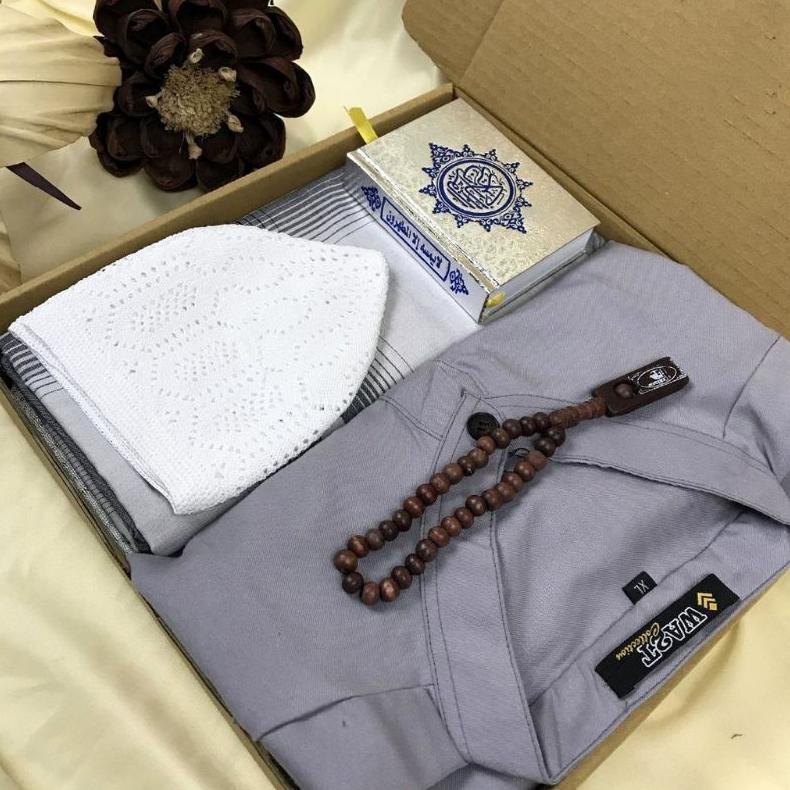 

Termurah Hampers / Kado Cowok paket Sarung Baju Koko Alquran Tasbih dan Peci Original