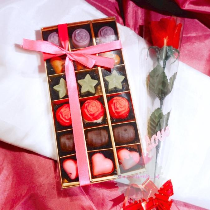 

Paket Coklat Valentine Love Hati Isi 18 Dan Bunga Berkualitas