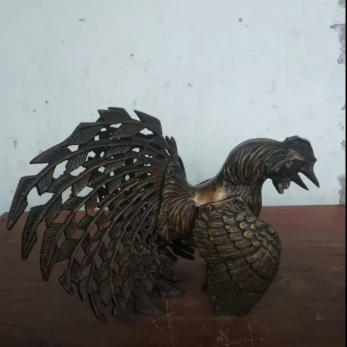 patung ayam antik kuningan