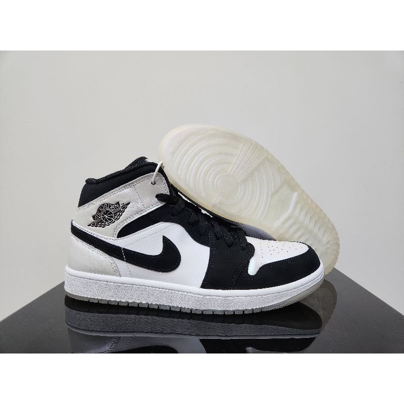 sepatu sneakers pria air jordan 1 mid white and black