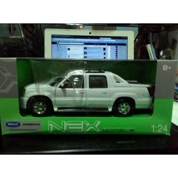 Welly Nex Cadillac Escalade EXT 2002 Putih Skala 1:24