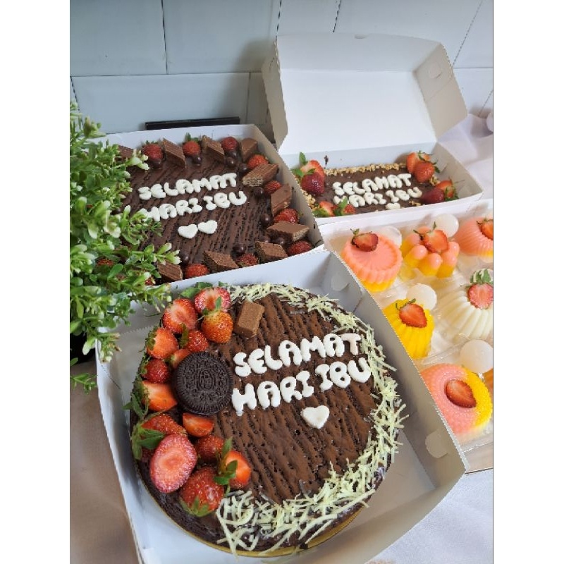 

BISA DADAKAN CHAT DULU, KUE ULTAH HAMPERS BROWNIES DAN LAINNYA