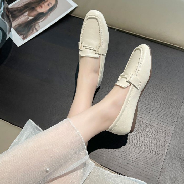 Sepatu Loafers Flat Shoes Wanita Formal Casual Kerja Polos Hitam Putih