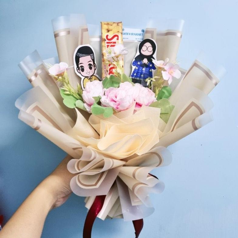 

Promo Spesial (READY STOCK) Bouquet Coklat Silverqueen Bunga Palsu Hadiah Hari Ibu | Buket Mother's Day | Bucket Coklat Topper Mama Hampers Terlaris