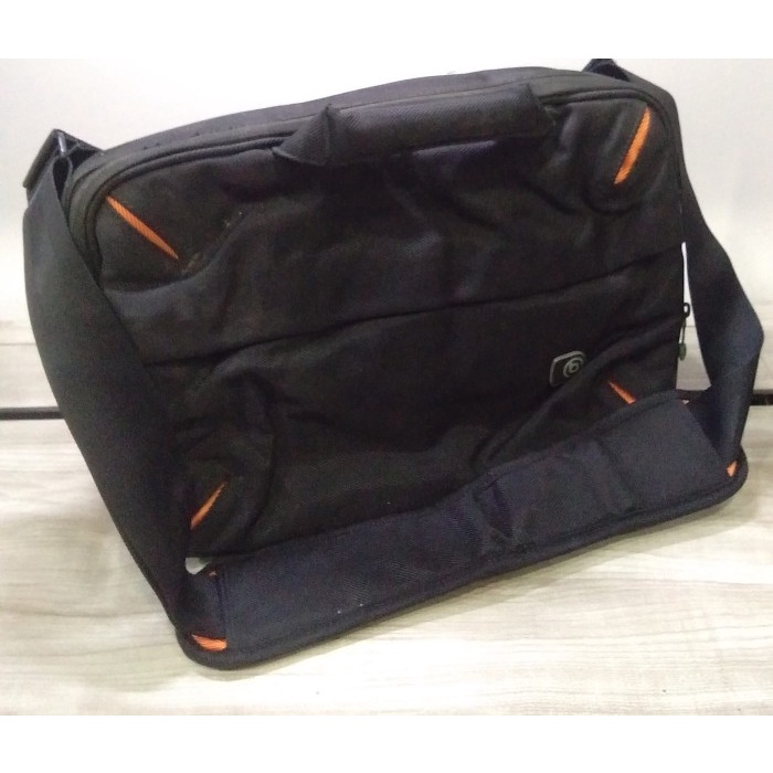 Booq Taipan shadow XL 16" - Black Red