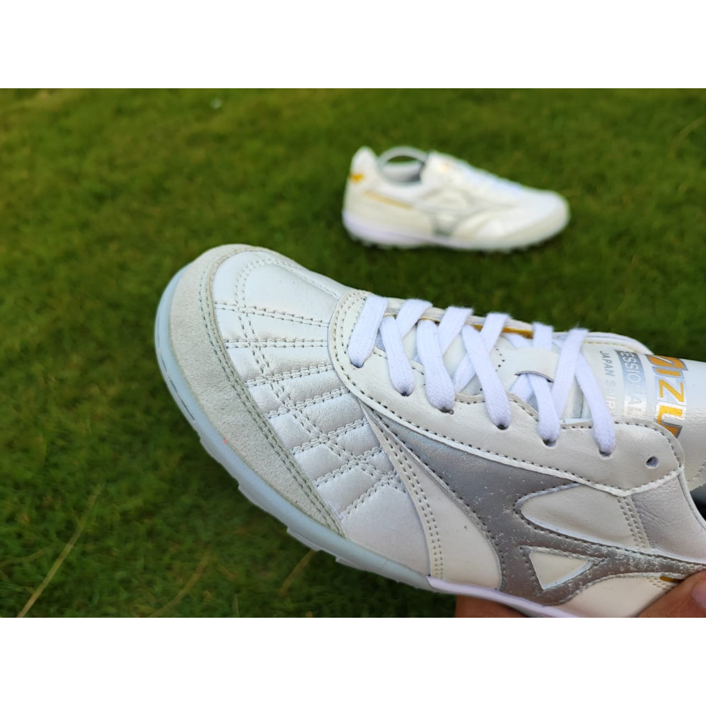 [MAD SPORT] Sepatu Futsal Mizuno Morelia Sala Classic Turf - White Silver Gold