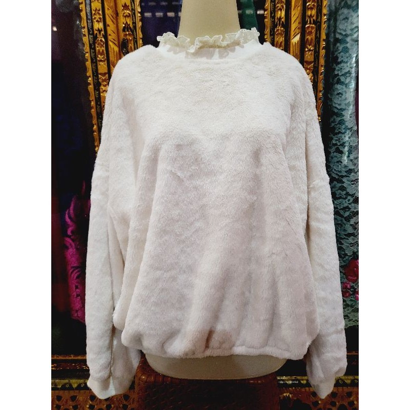 Sweater Fuzzy White / Sweater Bulu Putih Oversize