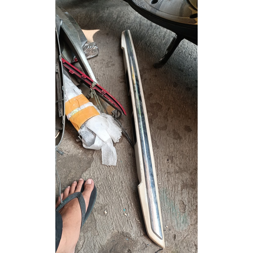 Moulding pintu bagasi innova 2010 type v original