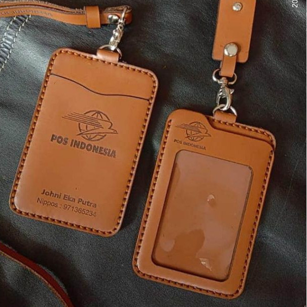 

ID CARD HOLDER NAME TAG KULIT MODEL 3 LAPIS BAHAN KULIT JENIS PREUM FREE CUSTOME NAMA DAN LOGO