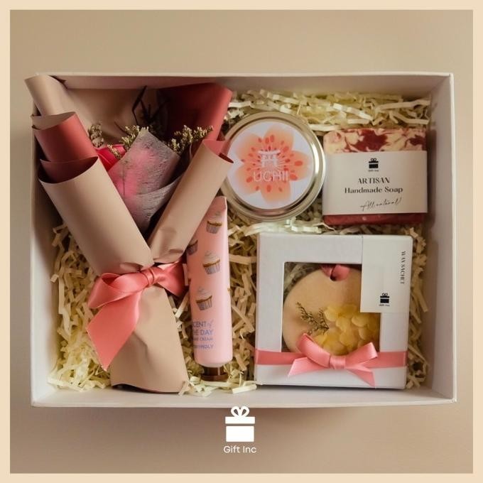 

Blush Box - Hampers / Gift For Her / Kado Istri/Pasangan / Best Friend