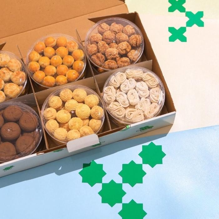 

Dus Lebaran 6 Toples Bulat 500Gr Kotak Kue Kering Parcel Idul Fitri 066