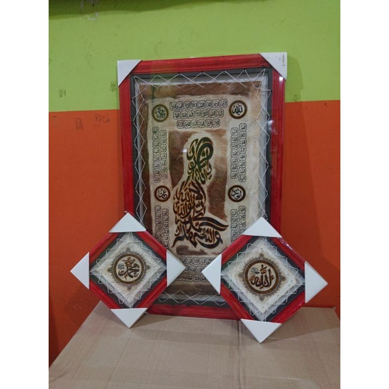 KALIGRAFI SYAHADAT "SATU SET ISI 3" MOTIF TAHIYAT AKHIR BINGKAI MERAH MANGGIS