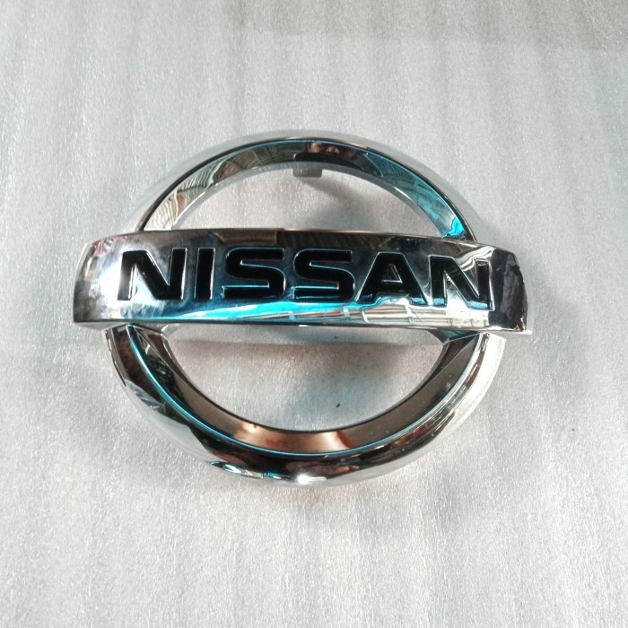 LOGO EMBLEM SIMBOL GRILL DEPAN NISSAN SERENA LIVINA 2018 KEATAS