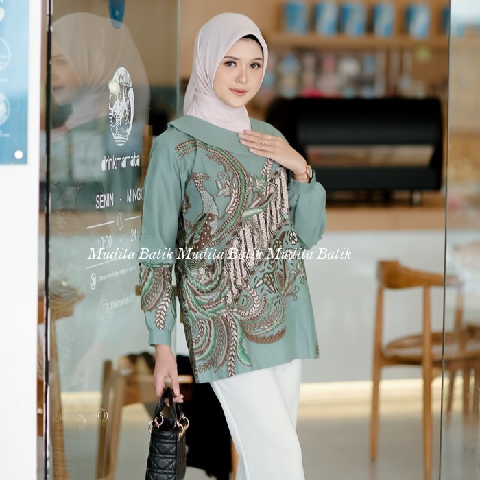 TUNIK ATASAN BATIK Mudita Batik Wanita Kerja Lengan Panjang Warna Hijau Sage Katun Premium Solo