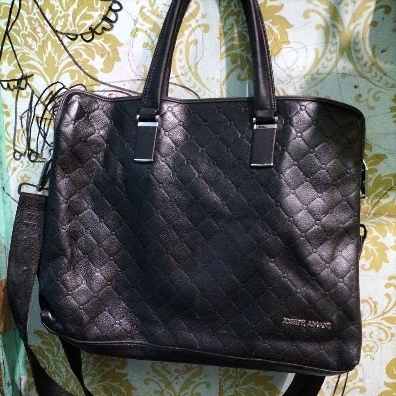 tas selempang laptop. full kulit asli. brand baca sendiri ya kak d foto. minus tali panjang penggant
