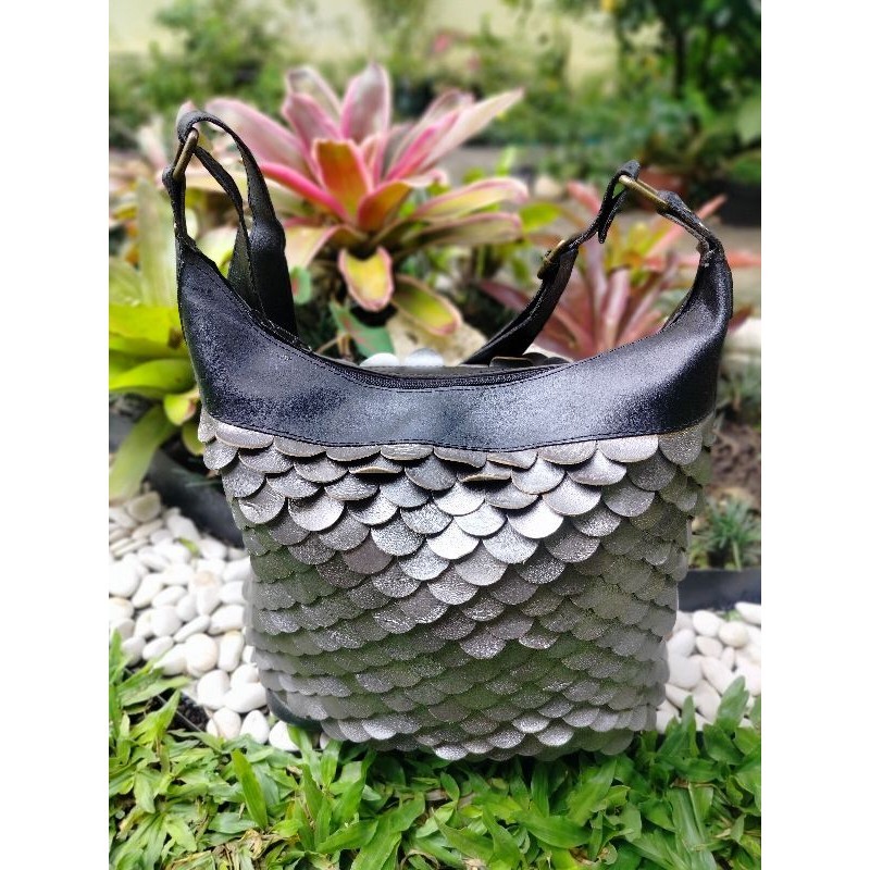 Tas kulit asli unik model sisik ikan (koleksi pribadi)