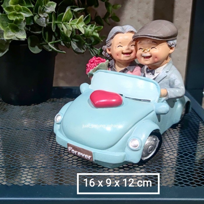 Patung Kakek Nenek Mobil