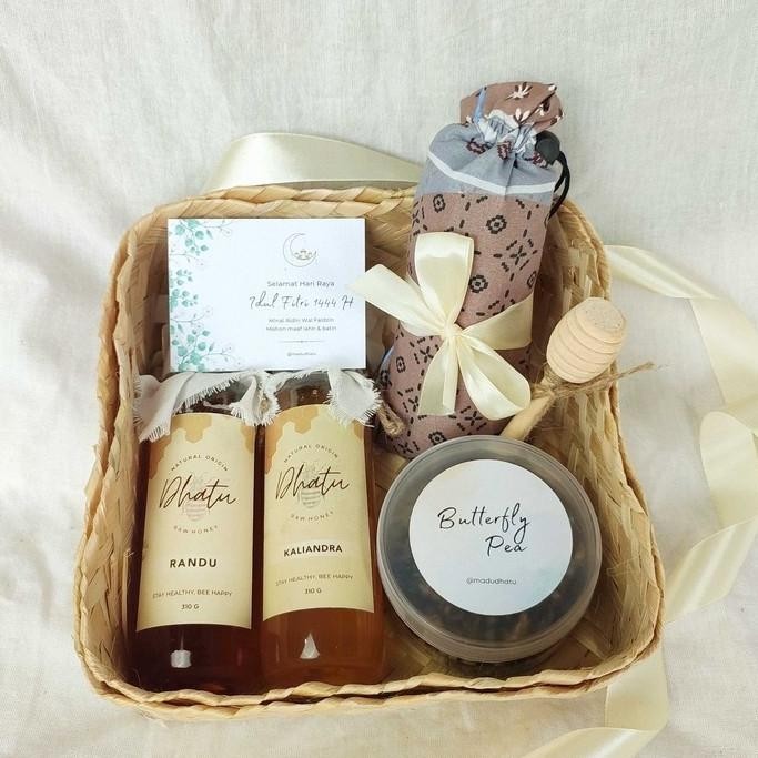 

Dhatu - Hampers Lebaran/Idul Fitri Paket Besek Medium Madu Teh Kurma Shockitgow