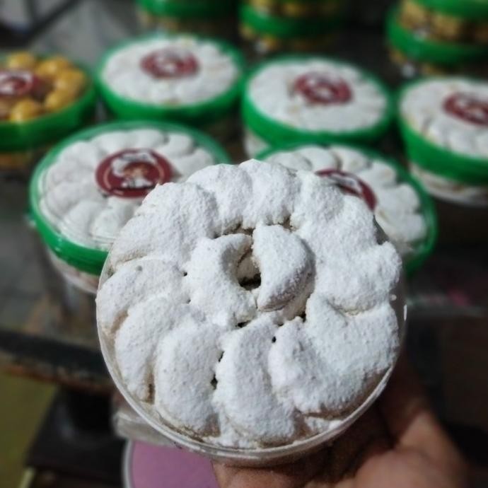 

Promo!!!!!!Kue Putri Salju/Kue Kering 500Gram(1/2Kiloan Dlm Stoples Limited Edition