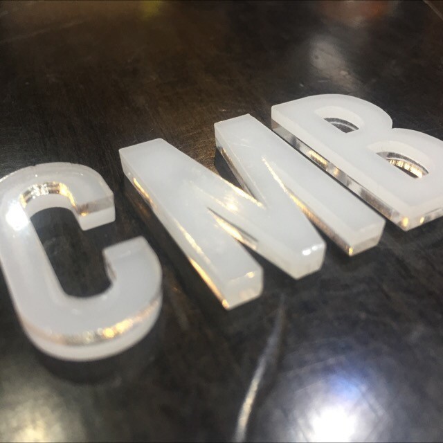 Huruf Timbul / Huruf Akrilik 2 Warna Tinggi 10 Cm Tebal 10 Mm