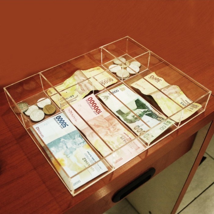 Ready Kotak uang akrilik/kotak uang kasir